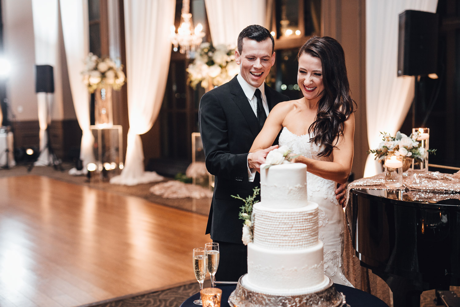 cake cutting swaneset wedding reception photography